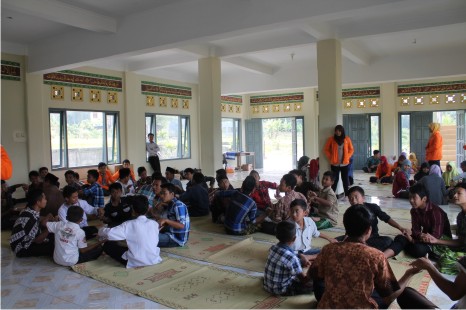 Bakti Sosial BEM FE - Indahnya Berbagi Bersama Anak-anak Panti Asuhan Al Hakim Sinar Melati Yogyakarta